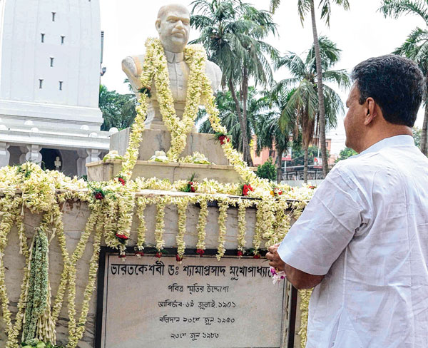 মৃত্যুবার্ষিকীতে শ্যামাপ্রসাদ মুখোপাধ্যায়কে শ্রদ্ধা ফিরহাদ হাকিমের। কেওড়াতলা মহাশ্মশানে। — নিজস্ব চিত্র