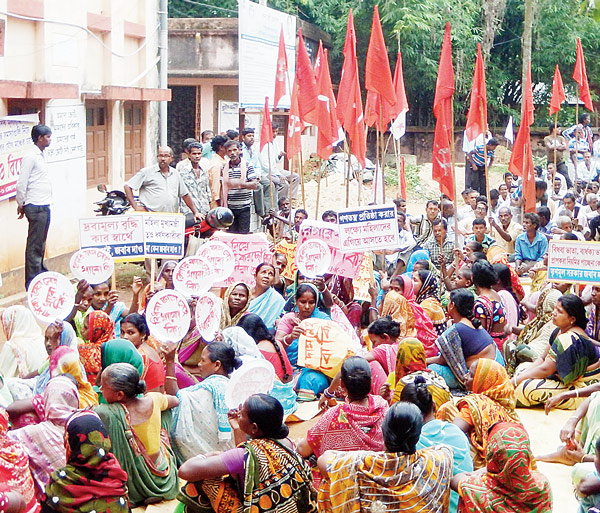 দুর্নীতির নালিশ, বিডিওকে ঘেরাও