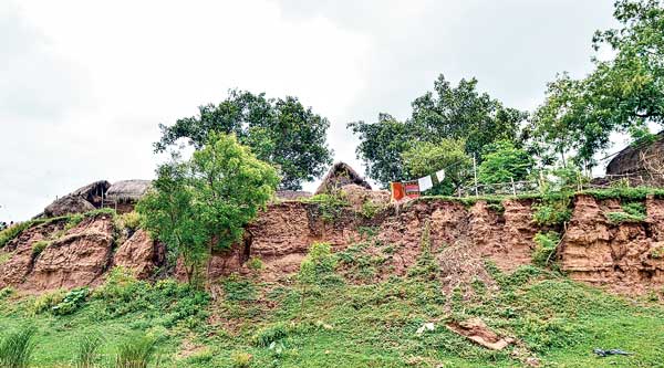 নদীর ভাঙনে গ্রাম ছাড়া ৫০ পরিবার