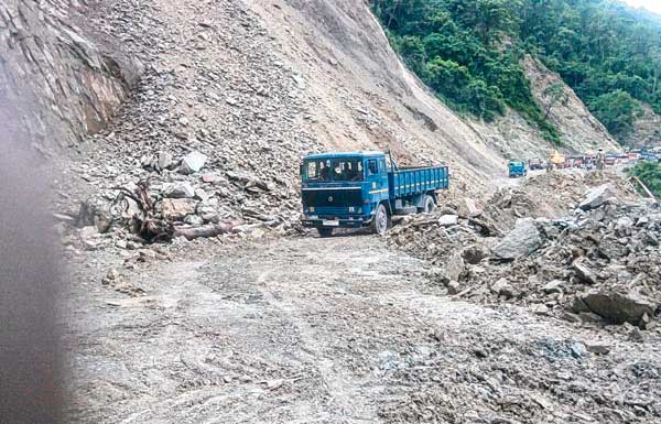 ধস সরল সিকিমের রাস্তায়