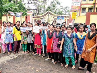 হস্টেলে নিরাপত্তার দাবি