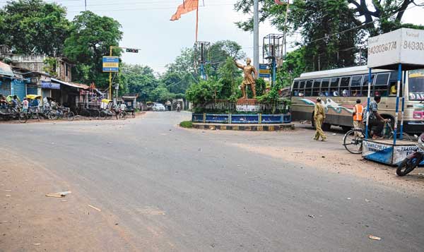 খড়্গপুরের পুরাতন বাজার এলাকার এই মোড়েই হামলা হয় ট্রাফিক পুলিশের উপর।— নিজস্ব চিত্র।