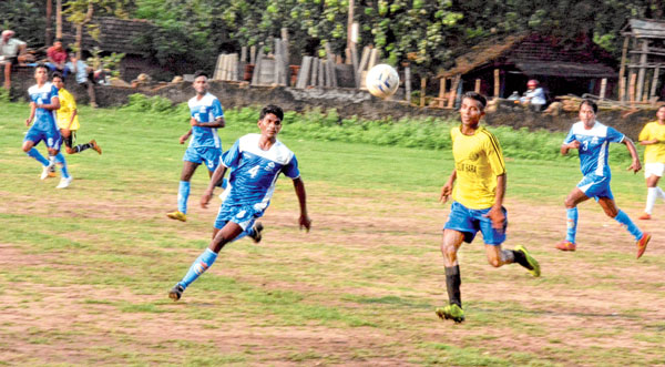 গ্যামনব্রিজ মাঠে চলছে দুর্গাপুর মহকুমা ক্রীড়া সংস্থার নকআউট ফুটবল। —নিজস্ব চিত্র।