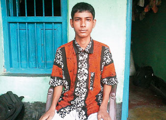 ছেলে ভাল ফল করলেও চিন্তায় বাবা