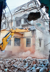 অবশেষে নড়েচড়ে বসল প্রশাসন, হেতমপুরে অবৈধ নির্মাণ ভাঙা শুরু