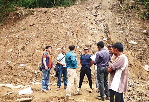 পরিদর্শনে জিএসআই-এর দল। —নিজস্ব চিত্র।
