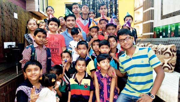 অনাথ শিশুদের সঙ্গে লক্ষ্মী