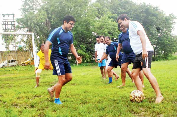 ফুটবলে মাতলেন বিডিওরা