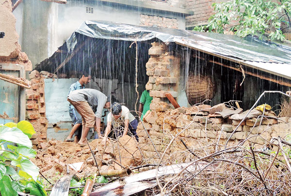 বৃষ্টিতে ৮ নম্বর ওয়ার্ডে ভেঙে পড়া বাড়ি।