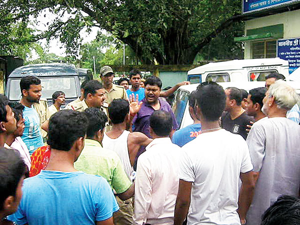 কর্মীদের হাতে মার খেলেন নেতার ছেলে