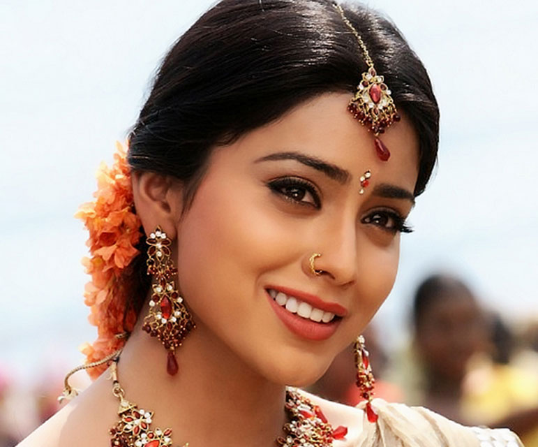 Shriya Saran plays the role of a mother - Anandabazar