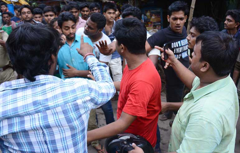 তৃণমূলের দুই গোষ্ঠীর সংঘর্ষে উত্তেজনা হাওড়ার কলেজে