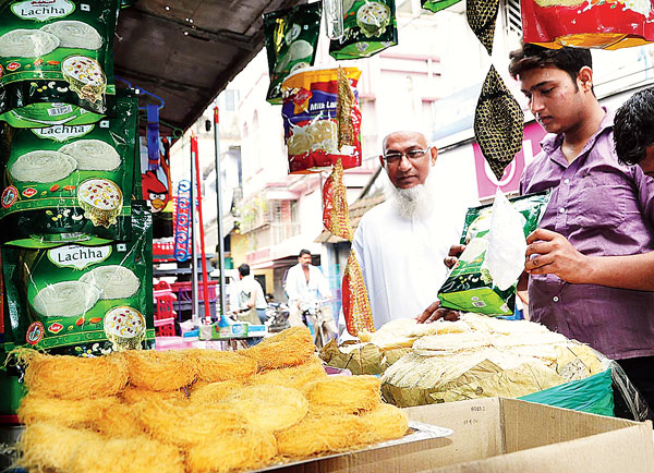 ঈদে বাজার মাতাচ্ছে আফগান চুড়িদার