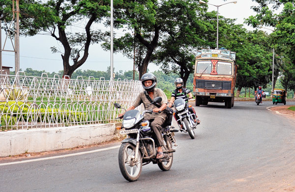 আইল্যান্ড ছোট করে রাস্তা বাড়ানোর দাবি