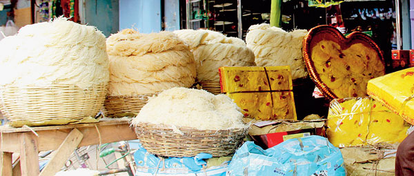 শহরে দোকানে ভিড়, গ্রামে বাজার মন্দাই