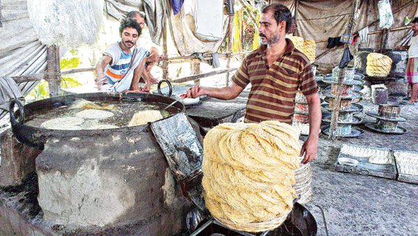 বিহার থেকে আসা কারিগরেরা। ছবি: নির্মল বসু।