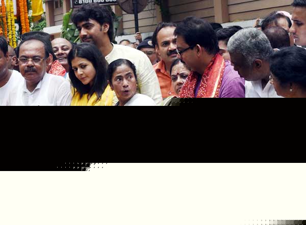 mamata inaugurates iskon ratyatra by pulling the chariot rope