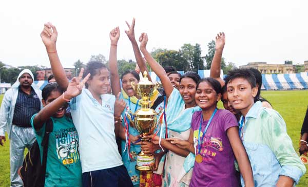 বৃষ্টি ভেজা মাঠে ফাইনালে দাপালেন মহিলা ফুটবলাররা