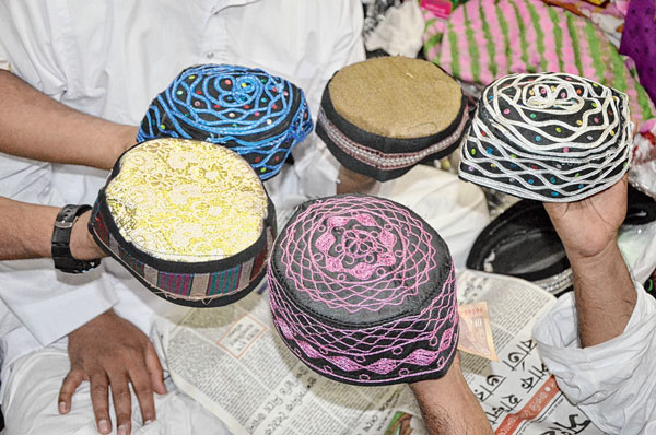 টুপির বাহারে বাজার মাত