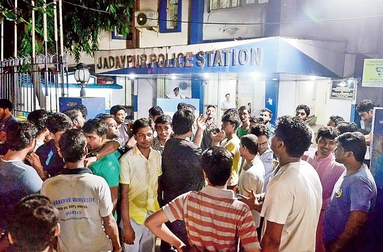 Agitation was going on at jadavpur police station by students of jadavpur university