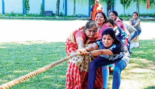 ডন বস্কোর অনুষ্ঠানে অভিভাবকেরা মেতেছেন খেলায়। —নিজস্ব চিত্র।