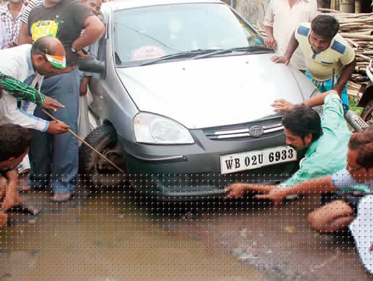 বেহাল রাস্তা ভাঙল গাড়ির অ্যাক্সেল