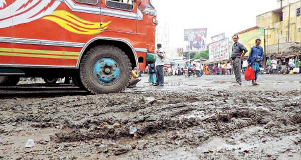 বৃষ্টি হলেই ভাসে সাঁইথিয়া বাসস্ট্যান্ড