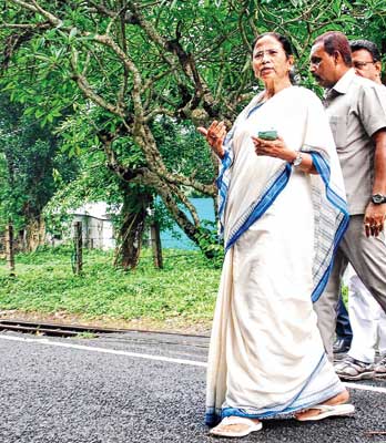 বাগডোগরা যাওয়ার আগে সুকনায় মুখ্যমন্ত্রী মমতা বন্দ্যোপাধ্যায়। শুক্রবার সন্দীপ পালের তোলা ছবি।