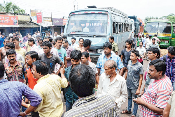 বহরমপুরে পথ অবরোধ