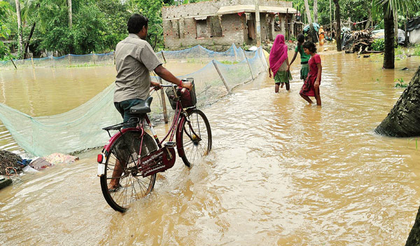 ক্ষীরাইয়ের বাঁধ ভাঙল পাঁশকুড়ায়