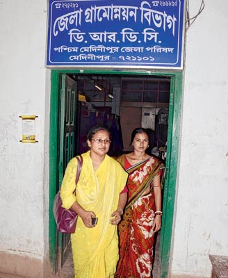 নজির গড়ে পুরস্কৃত ঝাড়গ্রামের মেয়েরা