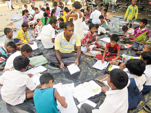 জল নামেনি এখনও, ত্রাণ শিবিরে চালু অস্থায়ী স্কুল