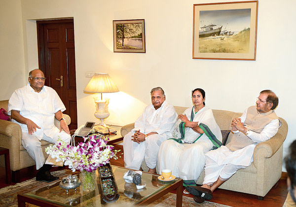 Mamata central figure in anti-BJP parley at today's tea party