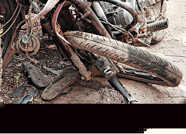 two dead by bike lorry collision at raghunathganj