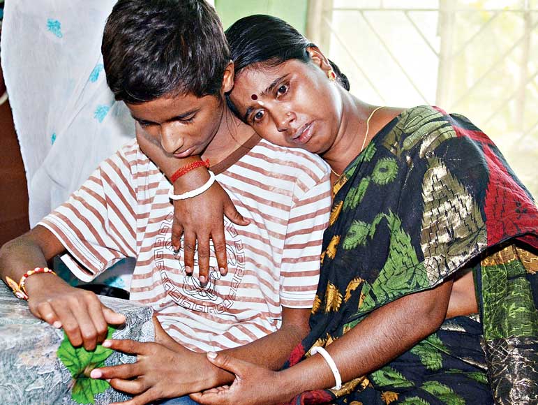 ছেলে দুর্জয়কে ফিরে পেয়ে কান্না নমিতাদেবীর। বৃহস্পতিবার কামালগাজির ‘ইচ্ছে’ অনাথ আশ্রমে স্বাতী চক্রবর্তীর তোলা ছবি।