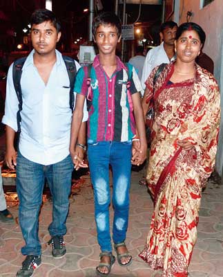 ছেলেকে কোলে নিয়ে এ বার ঘুমোব, স্বস্তির নিঃশ্বাস মায়ের