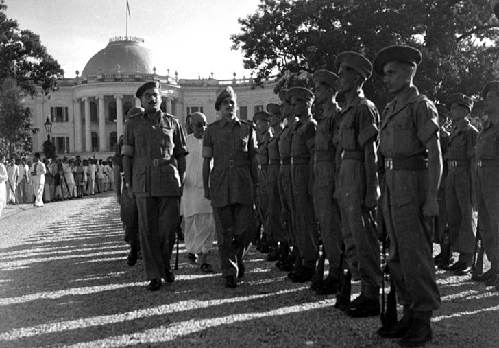 রাজভবনে গার্ড অব অনার গ্রহণ করছেন পশ্চিমবঙ্গের রাজ্যপাল চক্রবর্তী রাজাগোপালাচারী।
