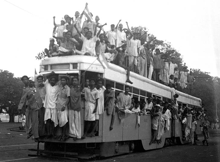 প্রথম স্বাধীনতার উদ্‌যাপনে ট্রাম-যাত্রা।