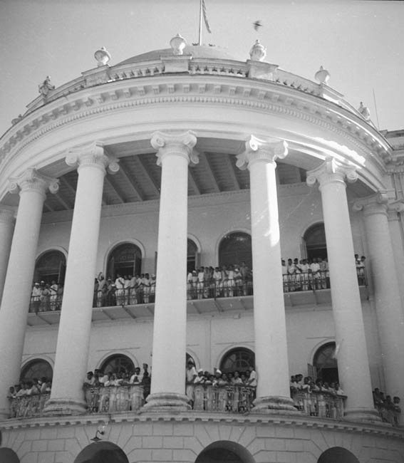 রাজভবনের অলিন্দে আনন্দে মাতোয়ারা আমজনতা।