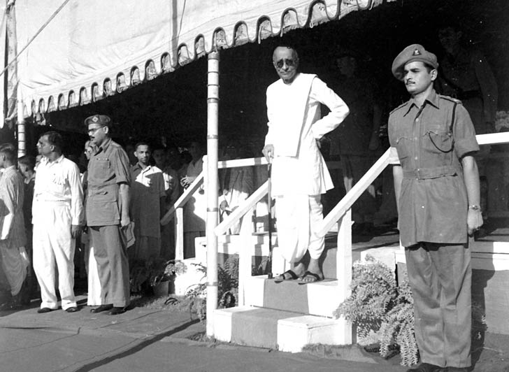 কলকাতায় স্বাধীনতা উপলক্ষে পশ্চিমবঙ্গের রাজ্যপাল চক্রবর্তী রাজাগোপালাচারী।