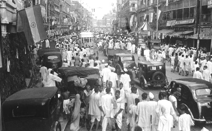 শহরের পথে বাঁধভাঙা উল্লাস।