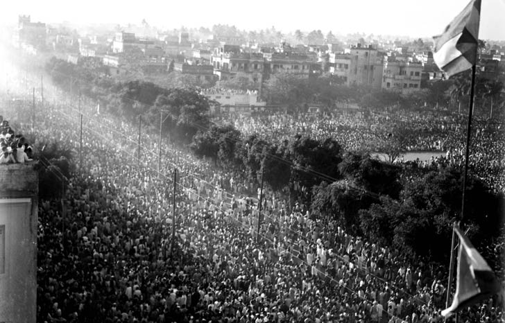 দিল্লির রাস্তায় জনস্রোত।