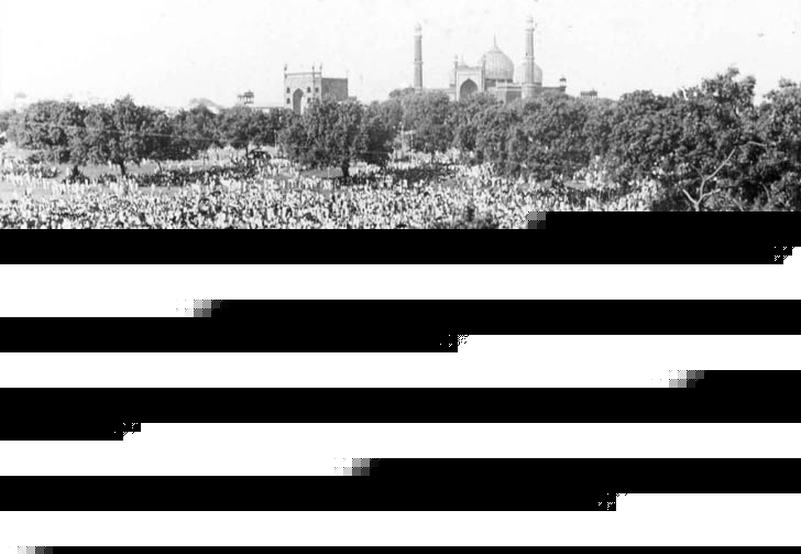 দিল্লির রাস্তায় উল্লসিত জনতা।