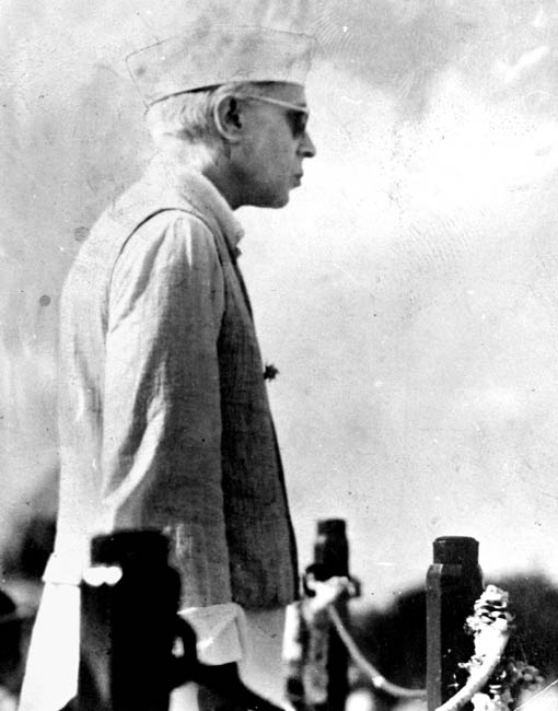 স্বাধীনতার মুহূর্তে লাল দুর্গে জওহরলাল নেহরু।