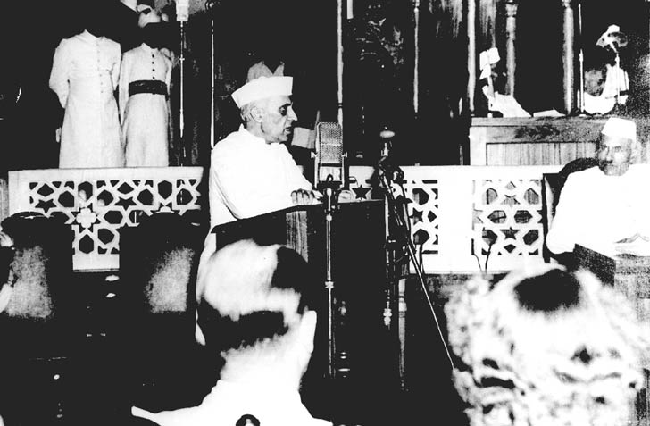 মধ্যরাতের স্বাধীনতায় সাংবিধানিক সভা থেকে ভাষণ দিচ্ছেন জওহরলাল নেহরু।