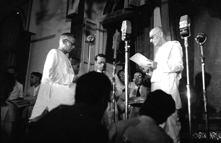 রাজভবনে খগেন্দ্রনাথ দাশগুপ্তকে মন্ত্রী হিসেবে শপথবাক্য পাঠ করাচ্ছেন পশ্চিমবঙ্গের রাজ্যপাল চক্রবর্তী রাজাগোপালাচারী।