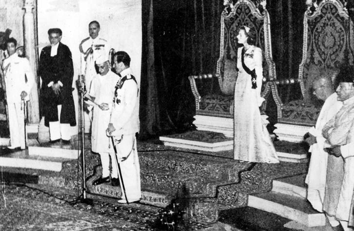 স্বাধীনতার ক্ষণ। জওহরলাল নেহরুর সঙ্গে লর্ড মাউন্টব্যাটেন, লেডি এডুইনা মাউন্টব্যাটেন এবং মৌলানা আবুল কালাম আজাদ।