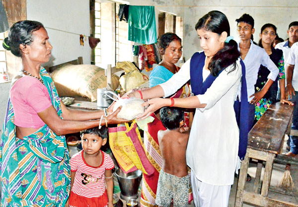 বানভাসি মানুষের পাশে পড়ুয়ারা
