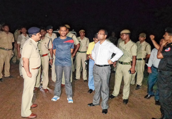 রাতে বালি খাদানে হানা কর্তাদের