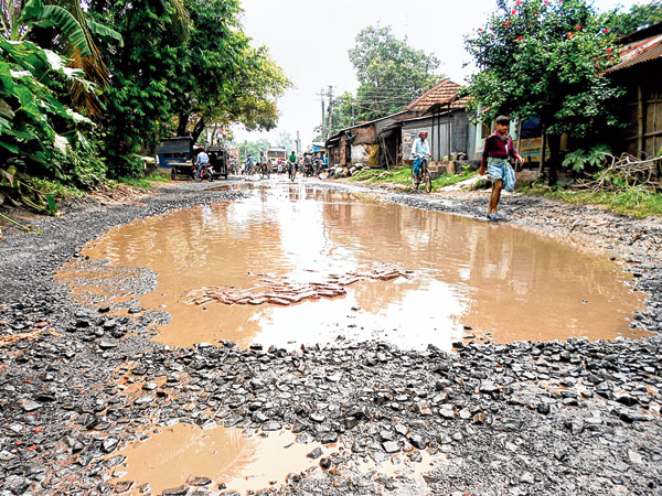 বৃষ্টিতে অগম্য জাতীয় সড়কও